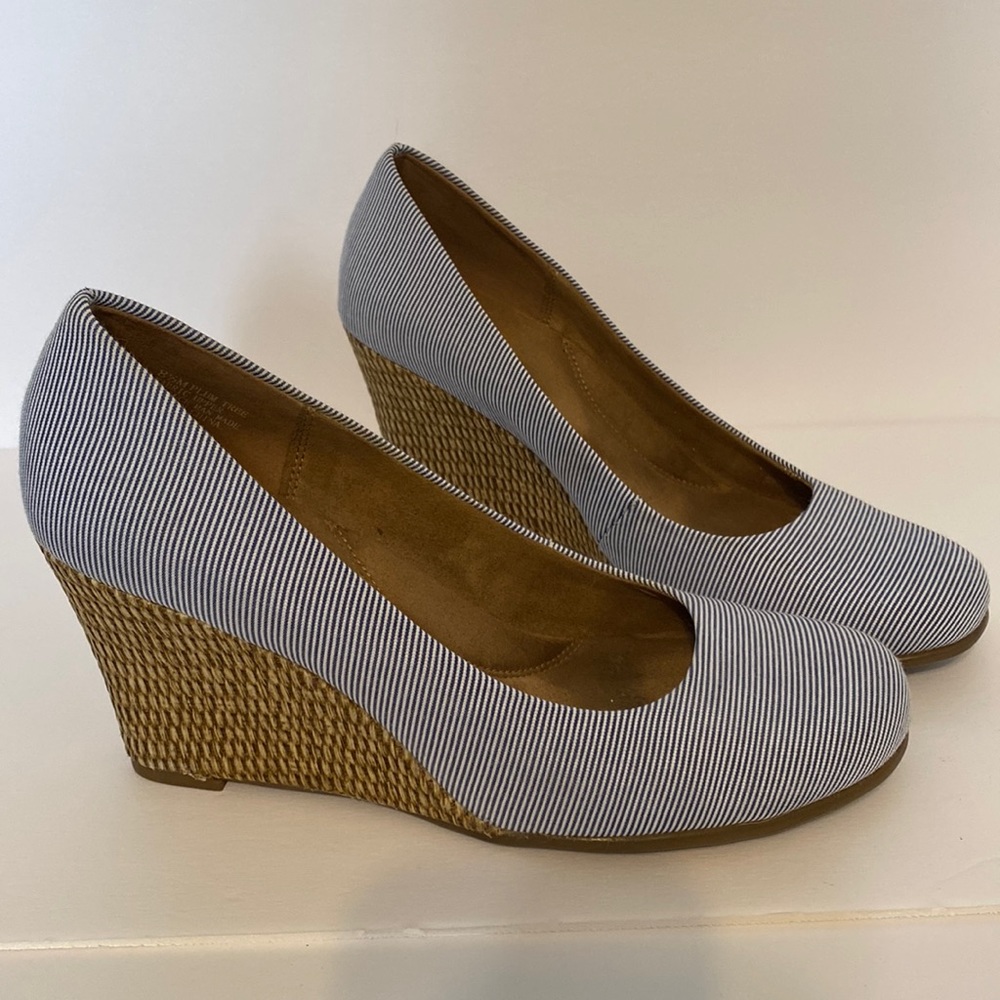 Aerosoles Heelrest Plum Tree Navy/White Striped Wedge Pumps Size 8.5